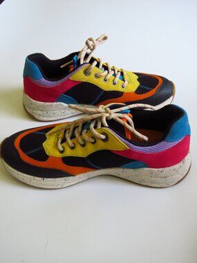 NWOT Taos Advance Shoe in Color Bold Multi - Size 9.5